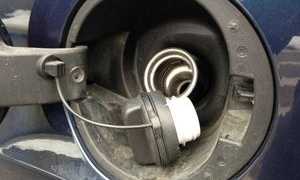 Запах бензина в салоне, по каким причинам появляется и как устранить