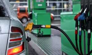 Можно ли заправлять заведенную машину бензином правильно и безопасно