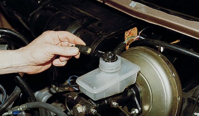 Бачок с тормозной жидкостью на ВАЗ 2114