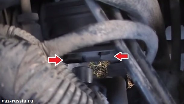 Два болта крепления двух рулевых тяг к рейки