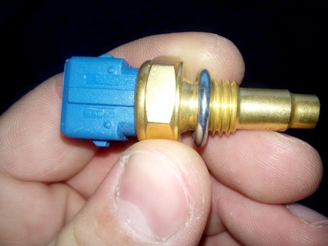 Где расположен датчик наружной температуры