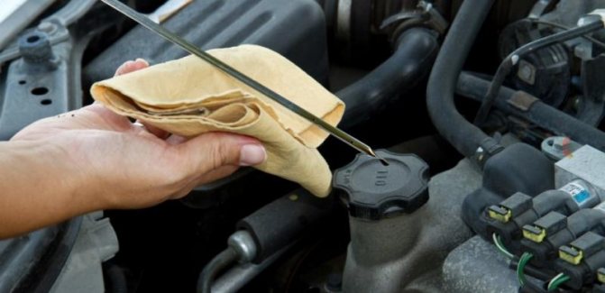 горит лампочка давления масла на холостых оборотах на горячую