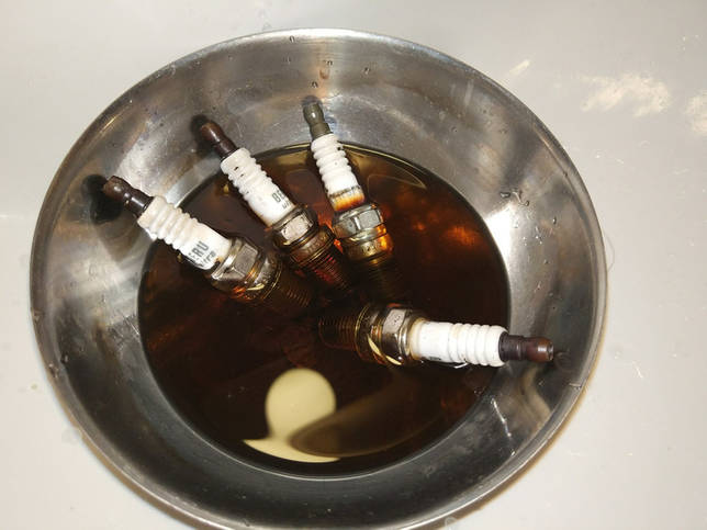 Как очистить свечи зажигания от нагара