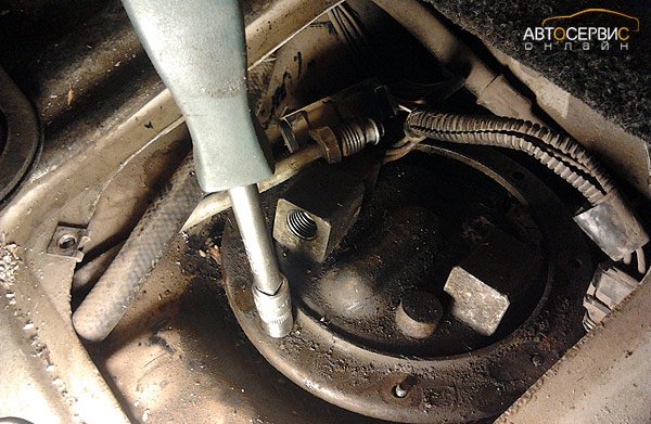 Откручиваем гайки, которыми насос крепится