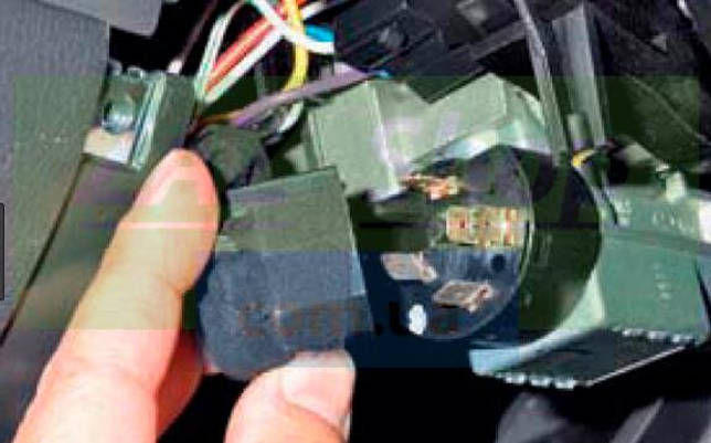 Отсоединяем проводную колодку