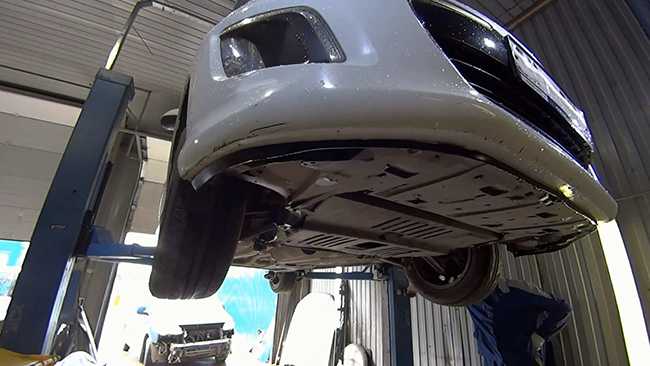 Пежо 308 на станции технического обслуживания