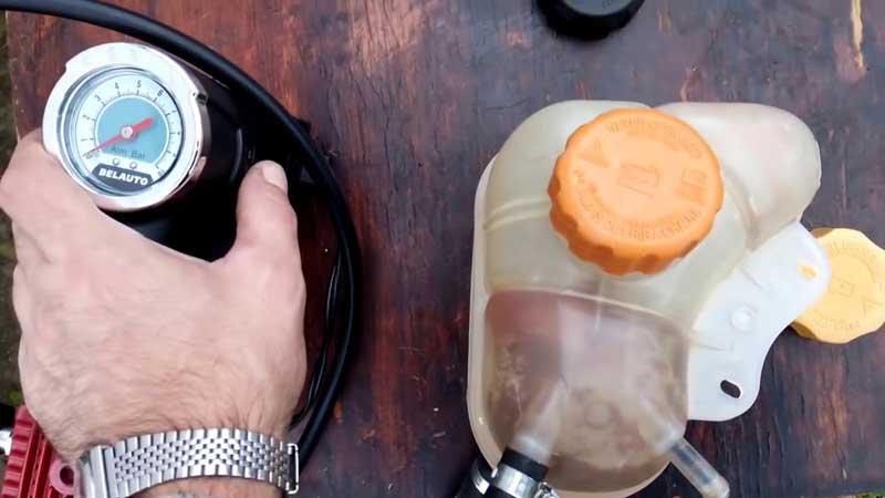 Проверка работы крышки расширительного бачка