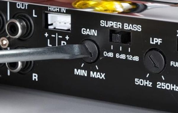 Регулировка уровня входной чувствительности сабвуфера «GAIN» или «LEVEL»