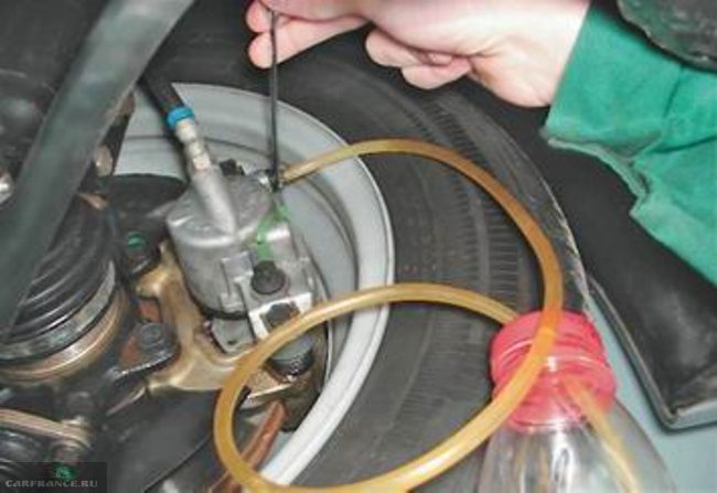 Сливной штуцер дисковых тормозов на ВАЗ 2114