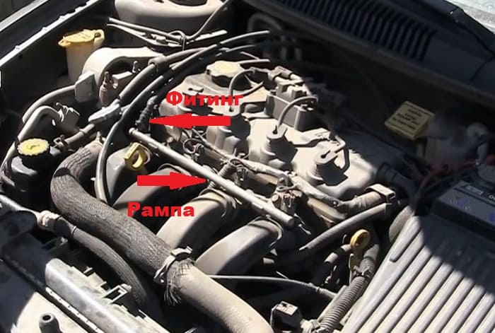 топливная рампа, установленная на двигателе авто