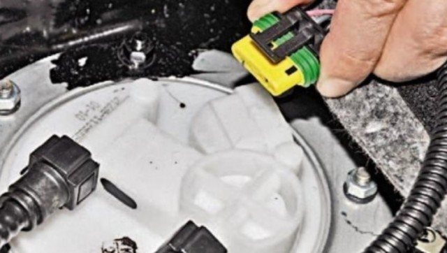 Топливный фильтр Шевроле Нива: где находится, замена