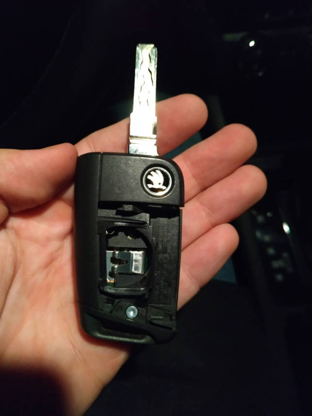 Вынимаем батарейку