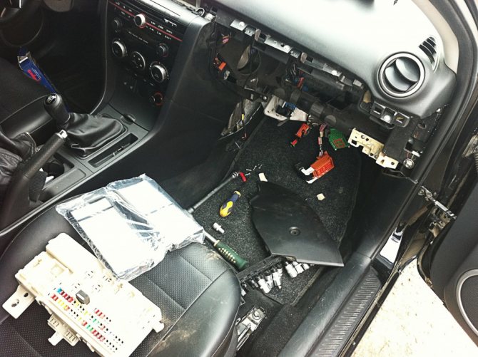 Замена салонного фильтра Мазда 3