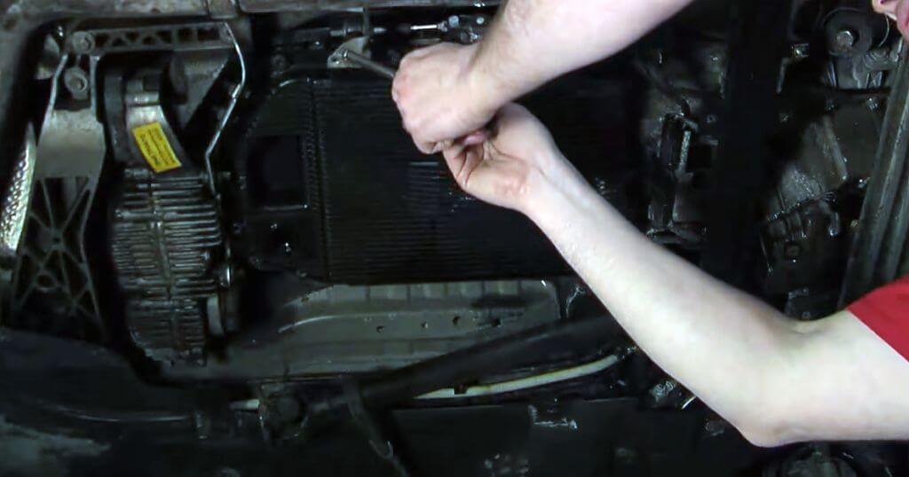 Откручиваем сливную пробку