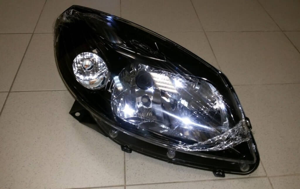 Снятие фары на Рено Сандеро