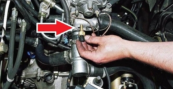 Расположение температурного датчика в ВАЗ 2112