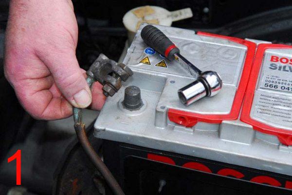 Снимаем клемму аккумулятора