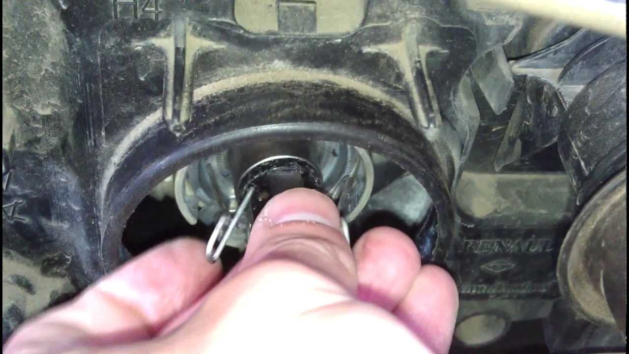 замена лампы ближнего света рено сандеро